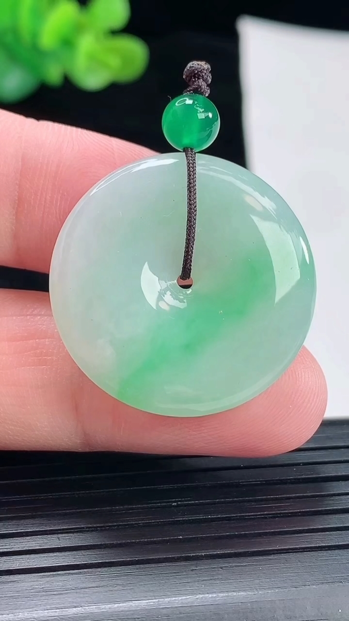 天然A货翡翠平安扣吊坠，尺寸28.6-5重量:8.99g
4月28日