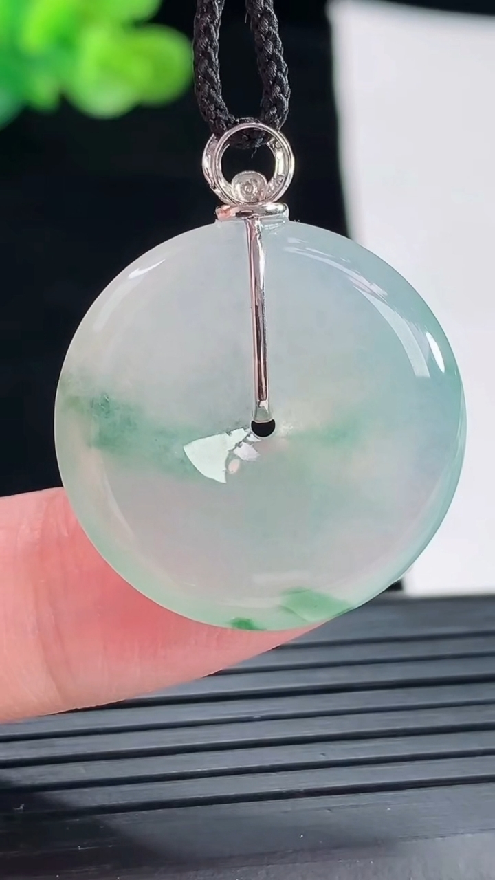 天然A货翡翠种飘花平安扣吊坠，尺寸25.6-4.8重量:6.73g
4月28日