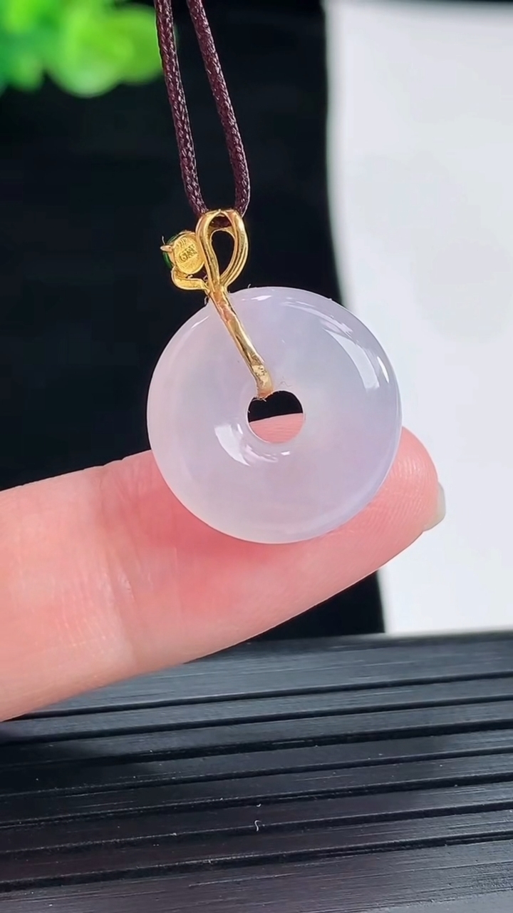 天然A货翡翠18k金紫罗兰平安环吊坠，尺寸16.6-4.6重量:2.80g
4月28日