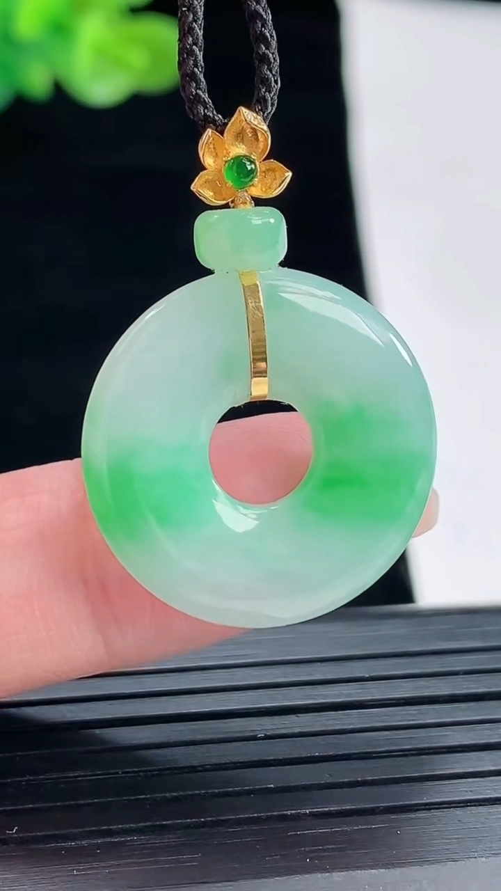 天然A货翡翠平安环吊坠，尺寸23-3.8重量:4.35g
4月28日