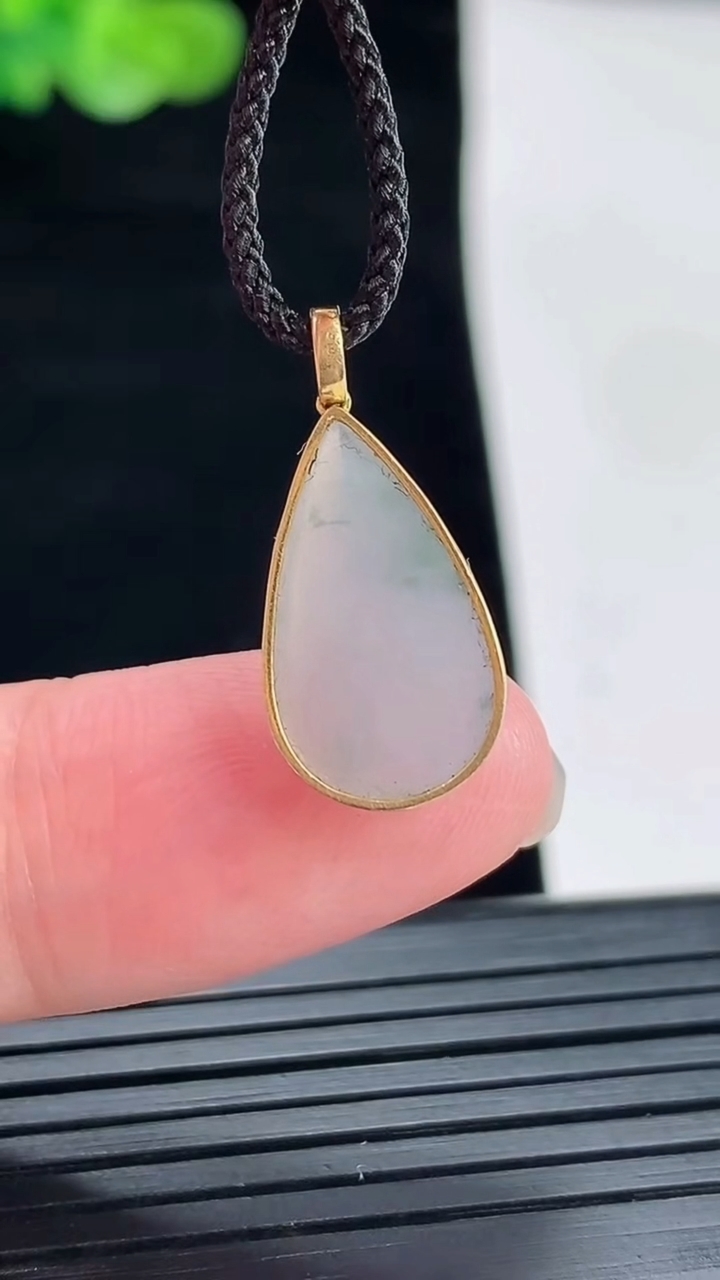 天然A货翡翠18k金紫罗兰 飘花水滴吊坠，尺寸20-10-3.6，裸石16-10重量:1.17g
4月28日