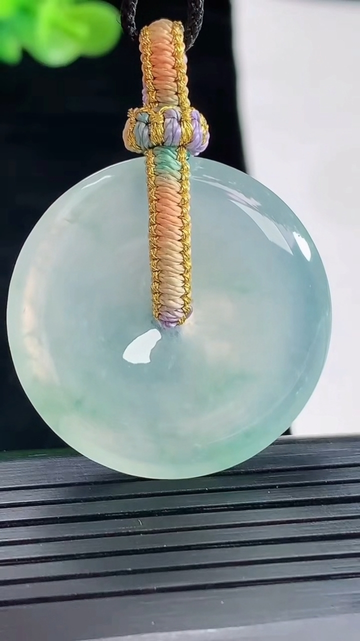 天然A货翡翠种飘花平安扣吊坠，尺寸33-5.8重量:12.48g
4月28日