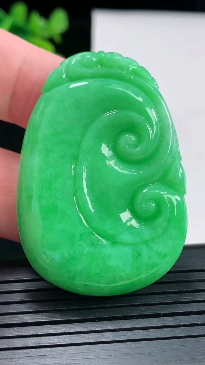 天然A货翡翠如意吊坠，尺寸48.5-34-5.8重量:21.09g
4月28日