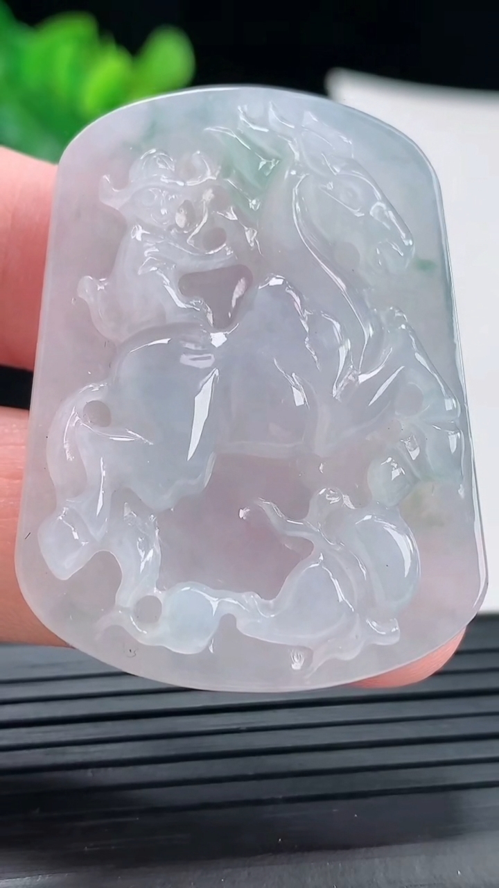 天然A货翡翠紫罗兰 飘花猴马牌吊坠，尺寸46.6-34.5-6.5重量:20.92g
4月28日