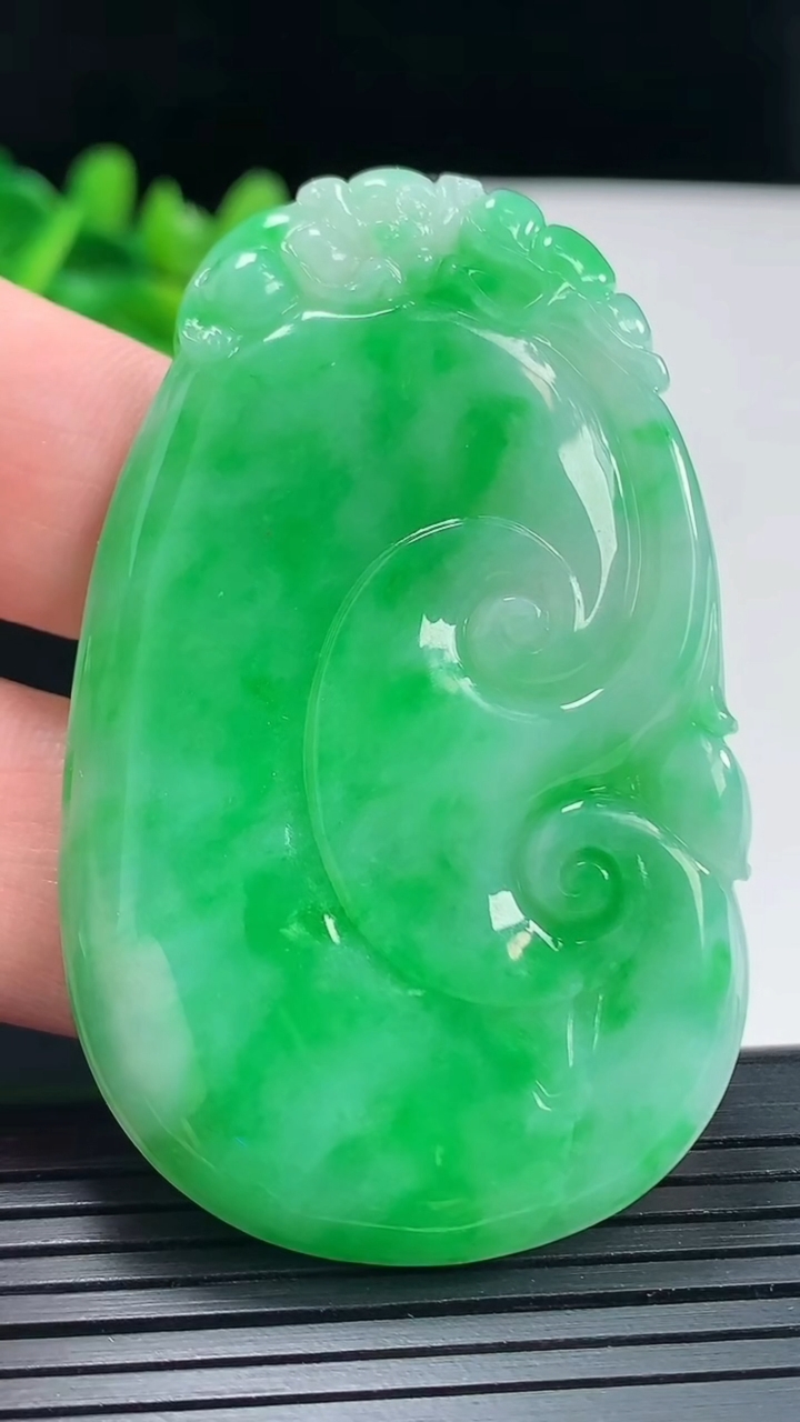 天然A货翡翠如意吊坠，尺寸60-36.6-5重量:24.73g
4月28日