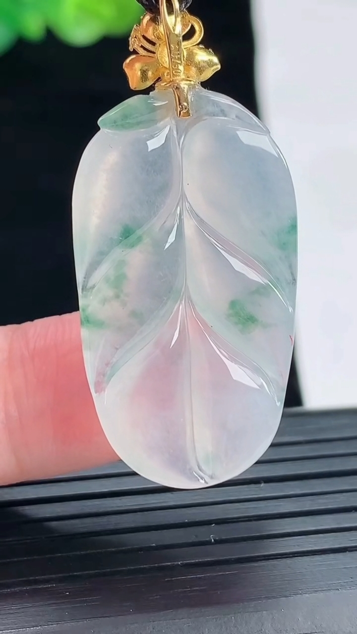 天然A货翡翠种飘花金枝玉叶吊坠，尺寸32.6-19.6-5重量:6.73g
4月28日