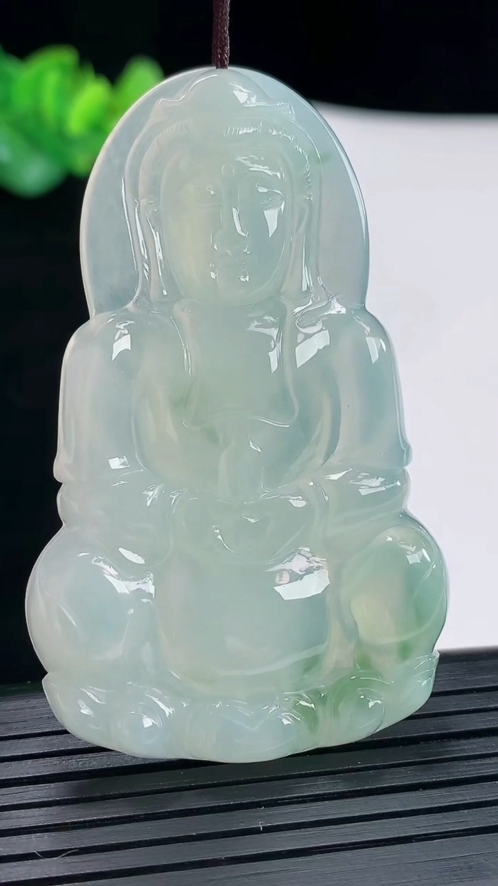 天然A货翡翠正装观音吊坠，尺寸62-38-5.6重量:22.21g
4月28日