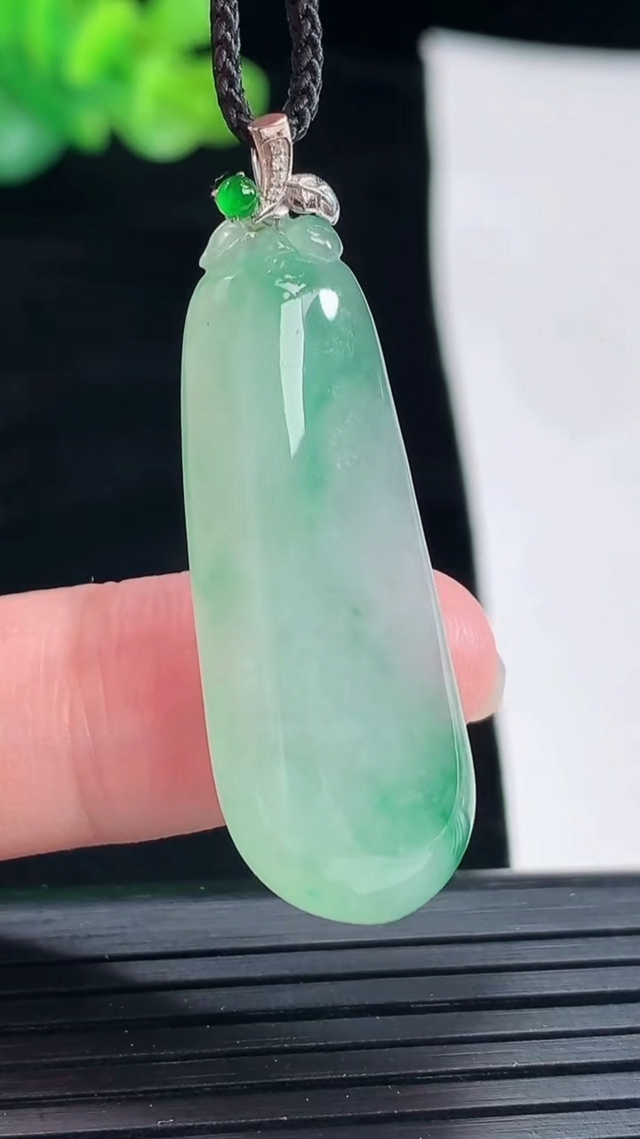 天然A货翡翠福瓜吊坠，尺寸37-14.5-7.5重量:7.12g
4月28日