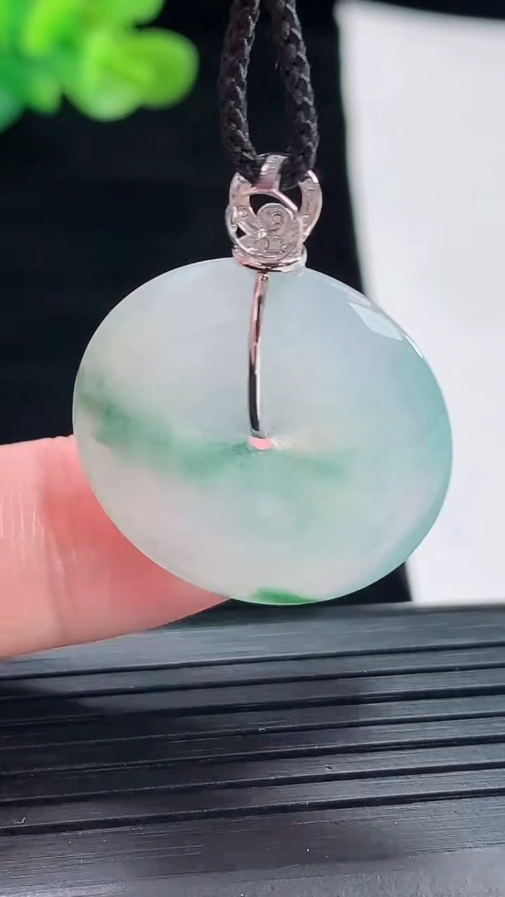 天然A货翡翠种飘花平安扣吊坠，尺寸25.6-4.8重量:6.73g
4月28日