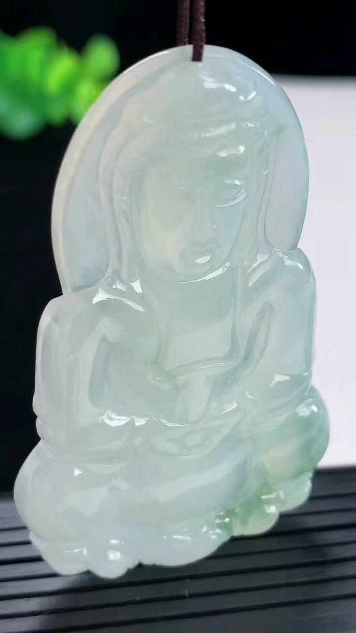 天然A货翡翠正装观音吊坠，尺寸62-38-5.6重量:22.21g
4月28日