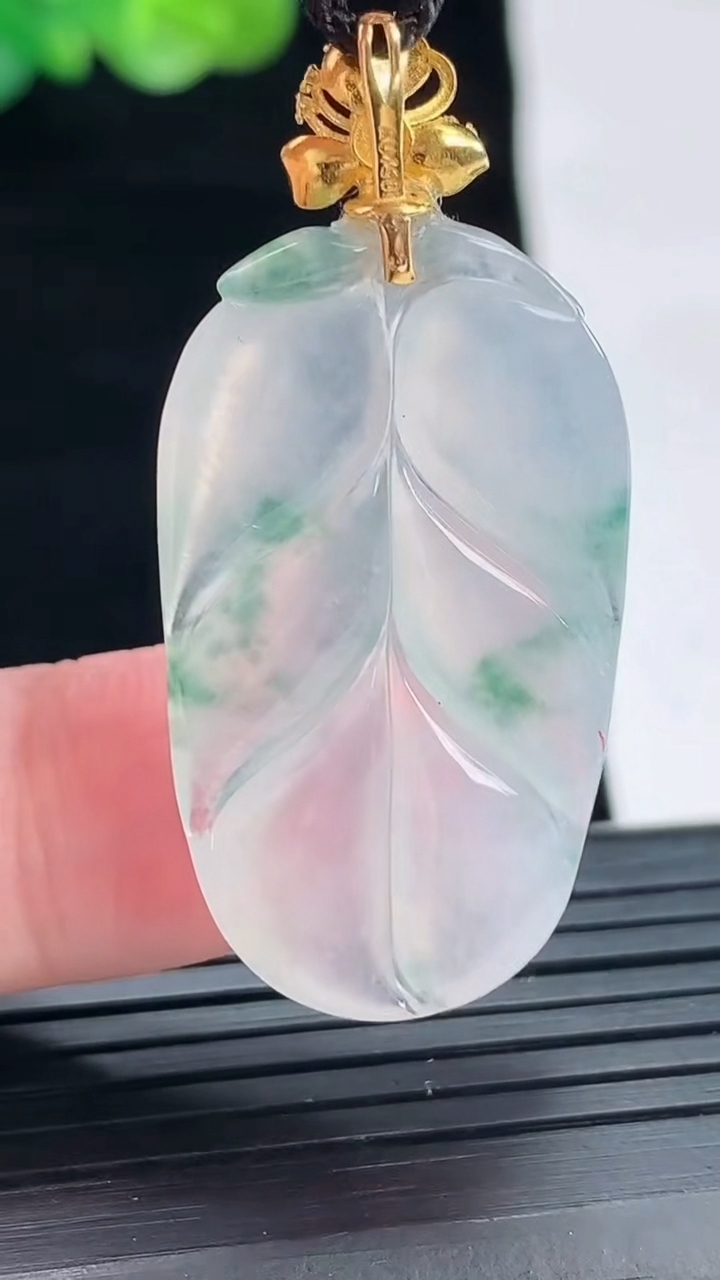 天然A货翡翠种飘花金枝玉叶吊坠，尺寸32.6-19.6-5重量:6.73g
4月28日