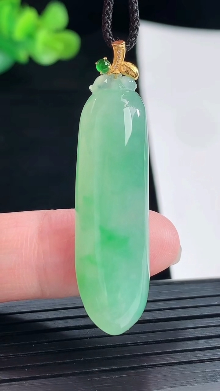 天然A货翡翠18k金满福瓜吊坠，尺寸37-12-6.8重量:7.44g
4月28日