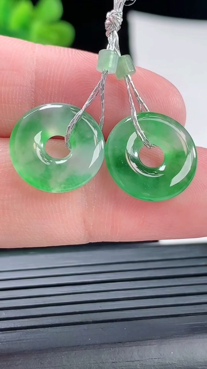 天然A货翡翠平安环吊坠一对，尺寸15-2.8重量:2.47g
4月28日