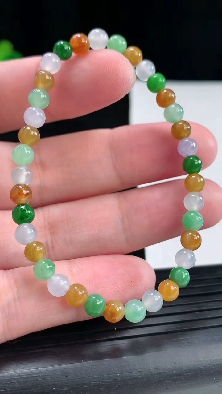 天然A货翡翠四彩圆珠手串，尺寸5-36颗重量:7.42g4月28日
工厂直销收藏佳品,种好水足，色泽均匀，有种有色，上手高大气！