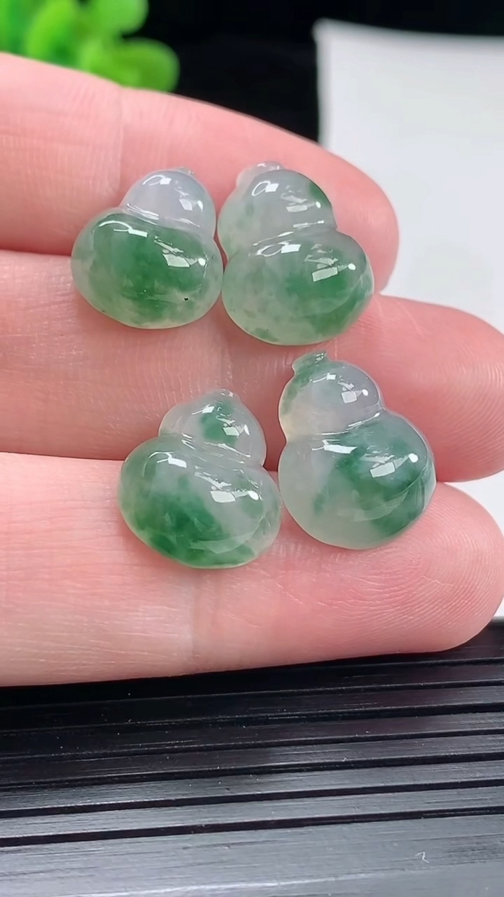 天然A货翡翠飘花葫芦吊坠一手，尺寸16.2-12-6.6重量:8.43g
4月28日