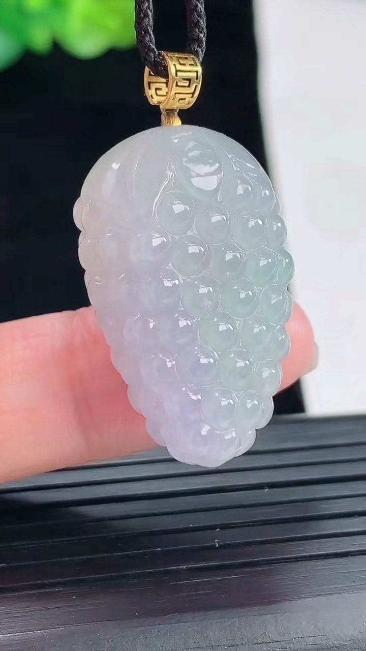 天然A货翡翠18k金紫罗兰多子多福 葡萄吊坠，尺寸30-19-11.8重量:11.43g
4月28日