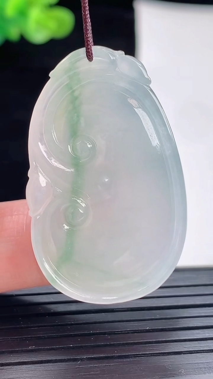 天然A货翡翠如意吊坠，尺寸39-24-6重量:10.33g
4月28日