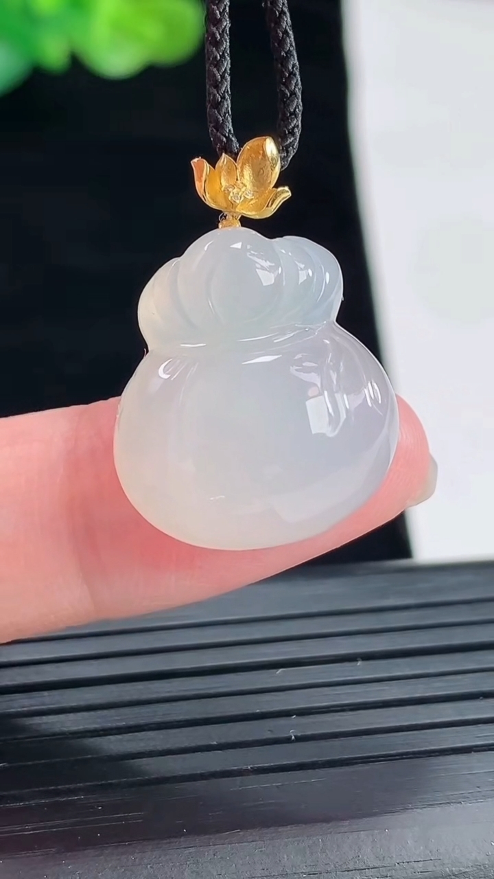 天然A货翡翠种白冰福袋吊坠，尺寸20-18-9重量:6.01g
4月28日