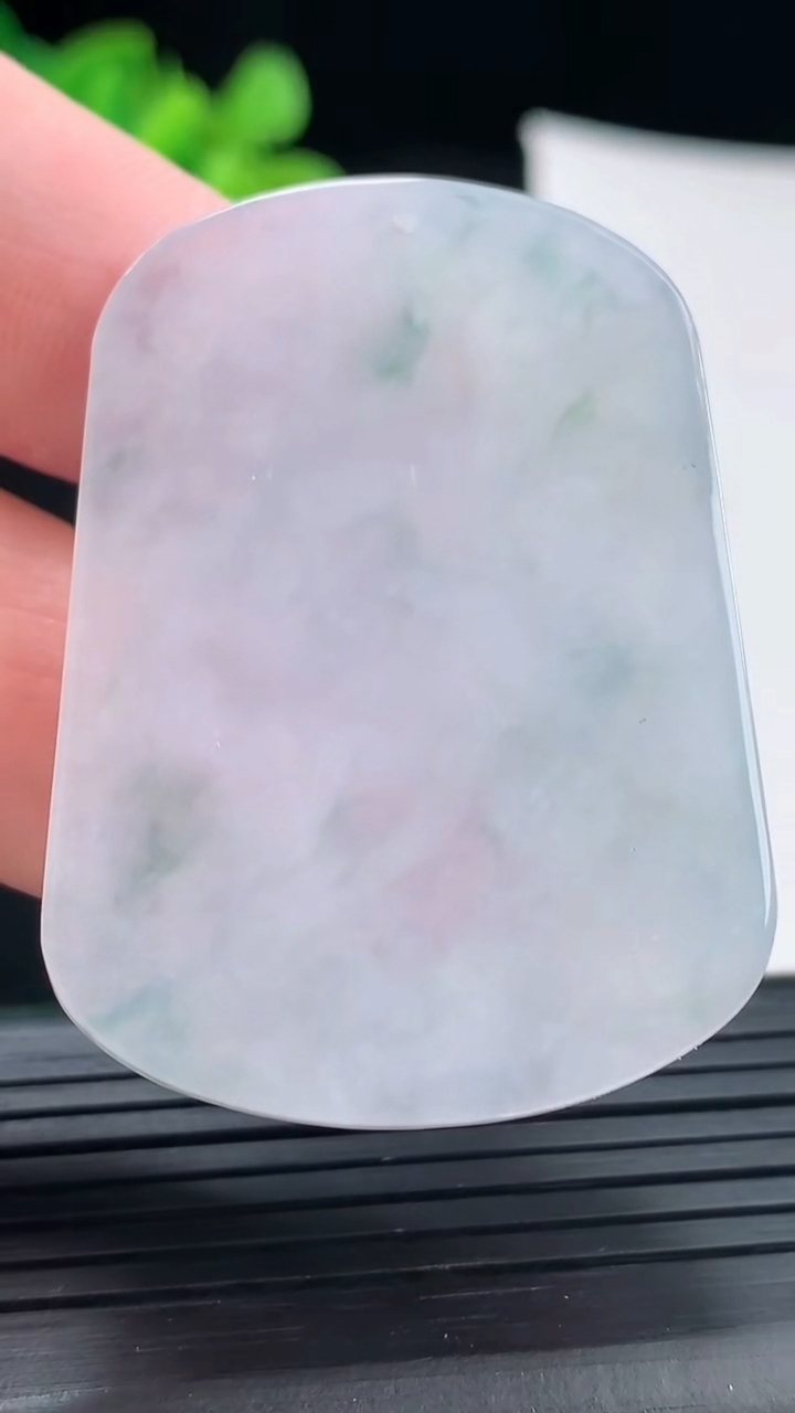 天然A货翡翠紫罗兰 飘花猴马牌吊坠，尺寸46.6-34.5-6.5重量:20.92g
4月28日