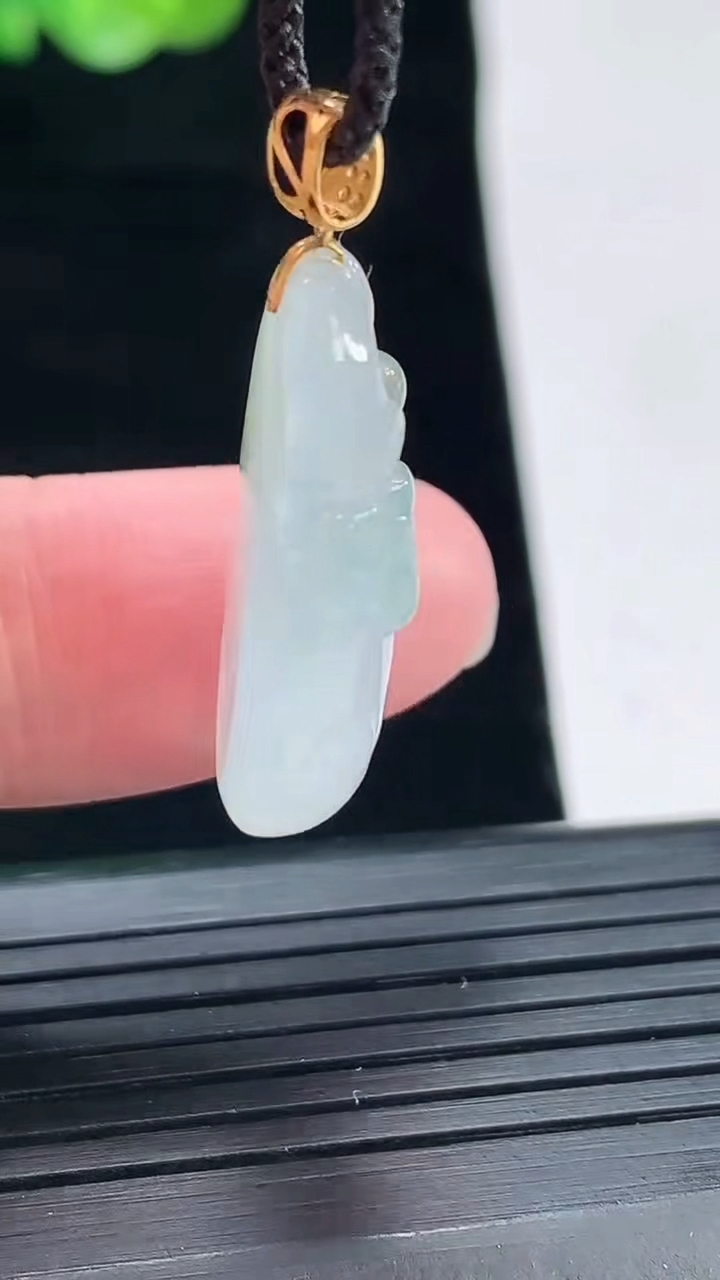 天然A货翡翠福袋吊坠，尺寸25.6-12.6-6.5重量:4.70g
4月28日