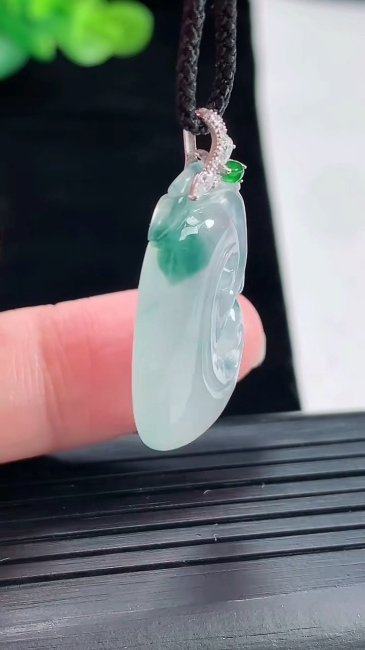 天然A货翡翠种飘花如意吊坠，尺寸26-17.2-5重量:4.48g
4月28日