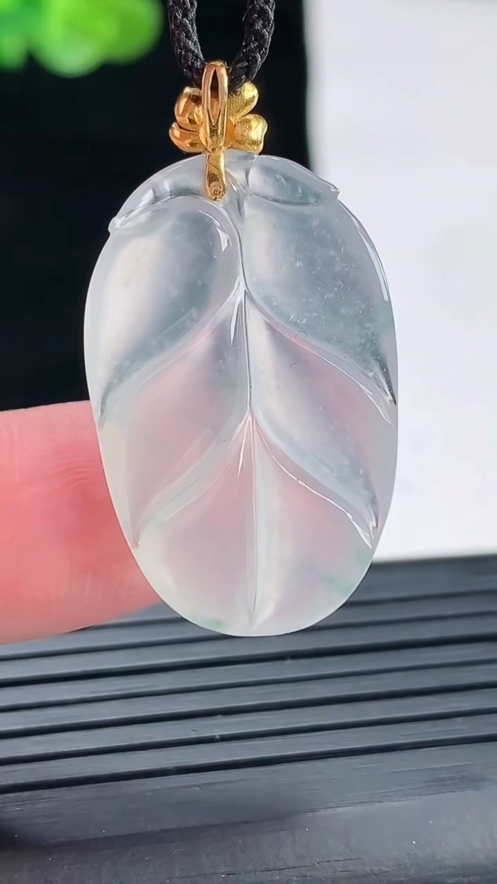 天然A货翡翠种飘花金枝玉叶 叶子吊坠，尺寸26-19-4.2重量:4.39g
4月28日