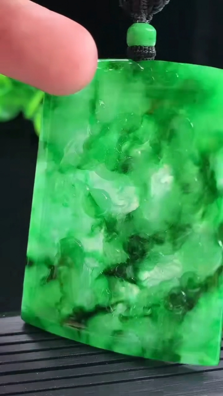 天然A货翡翠龙牌吊坠，尺寸63-46.2-4.5重量:38.70g
4月28日