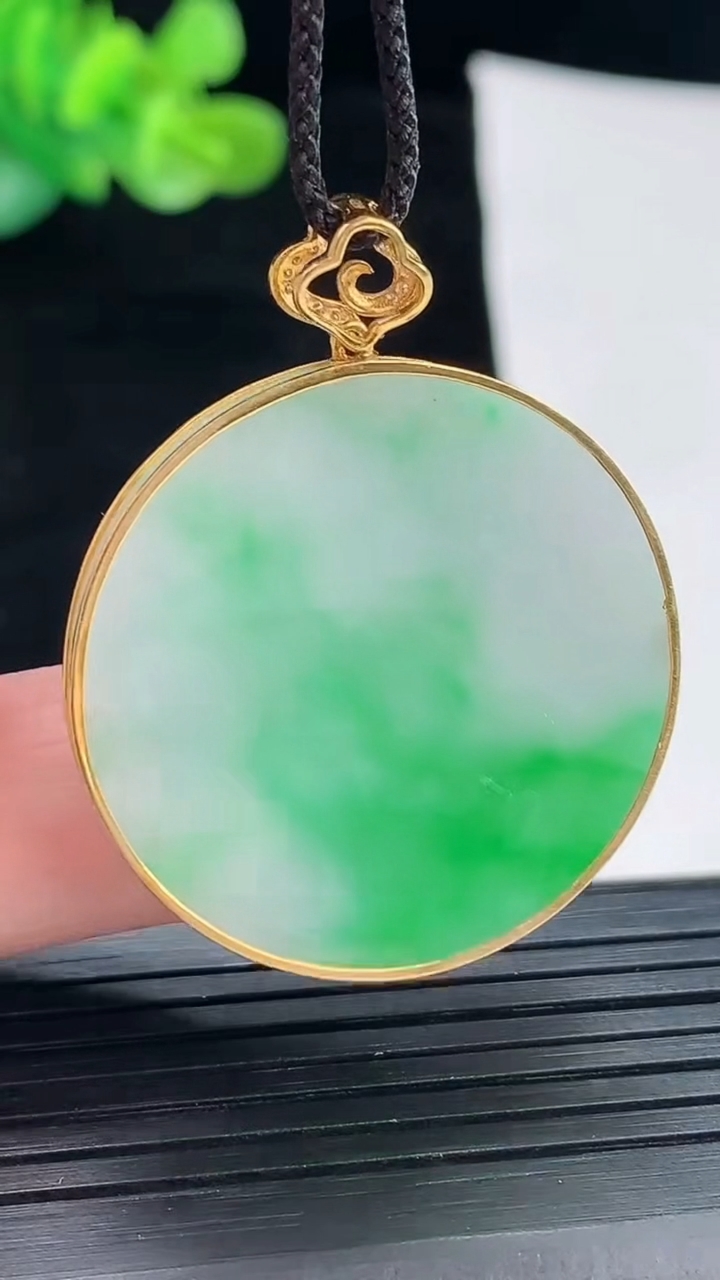 天然A货翡翠无事牌吊坠，尺寸39-32-3.3 裸石32重量:8.32g
4月28日