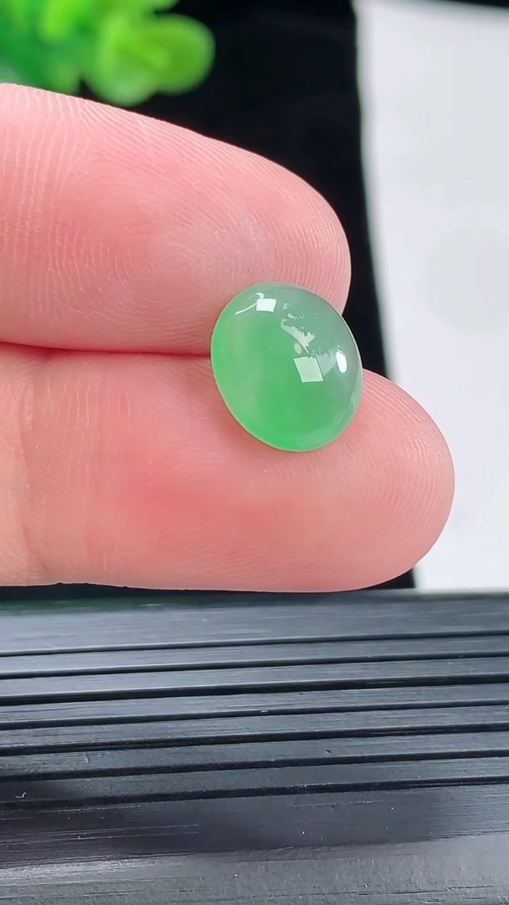 天然A货翡翠蛋面镶嵌件，尺寸12-10-3.8重量:0.72g
4月28日