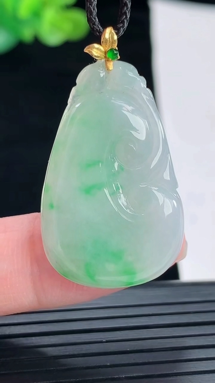 天然A货翡翠如意吊坠，尺寸33-21-4重量:5.51g
4月28日