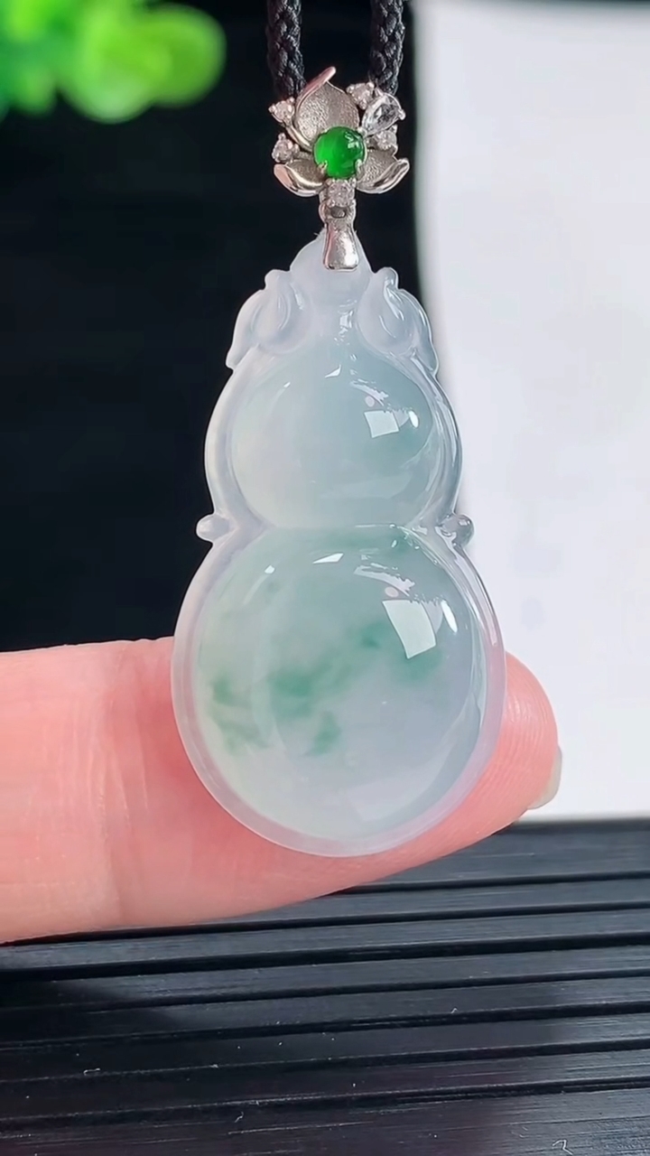 天然A货翡翠种飘花葫芦吊坠，尺寸29-17-6.2重量:5.02g
4月28日