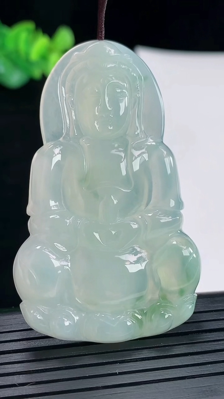 天然A货翡翠正装观音吊坠，尺寸62-38-5.6重量:22.21g
4月28日