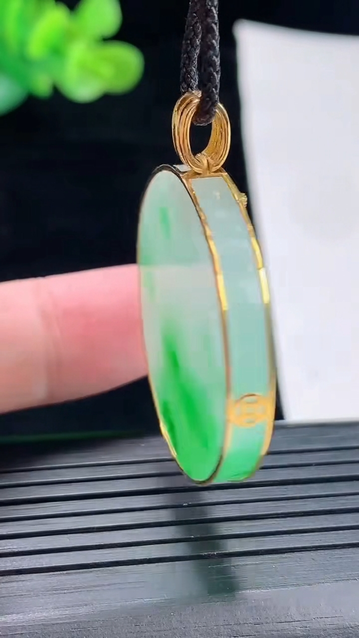 天然A货翡翠无事牌吊坠，尺寸40.5-33-4.2，裸石33重量:11.82g
4月28日