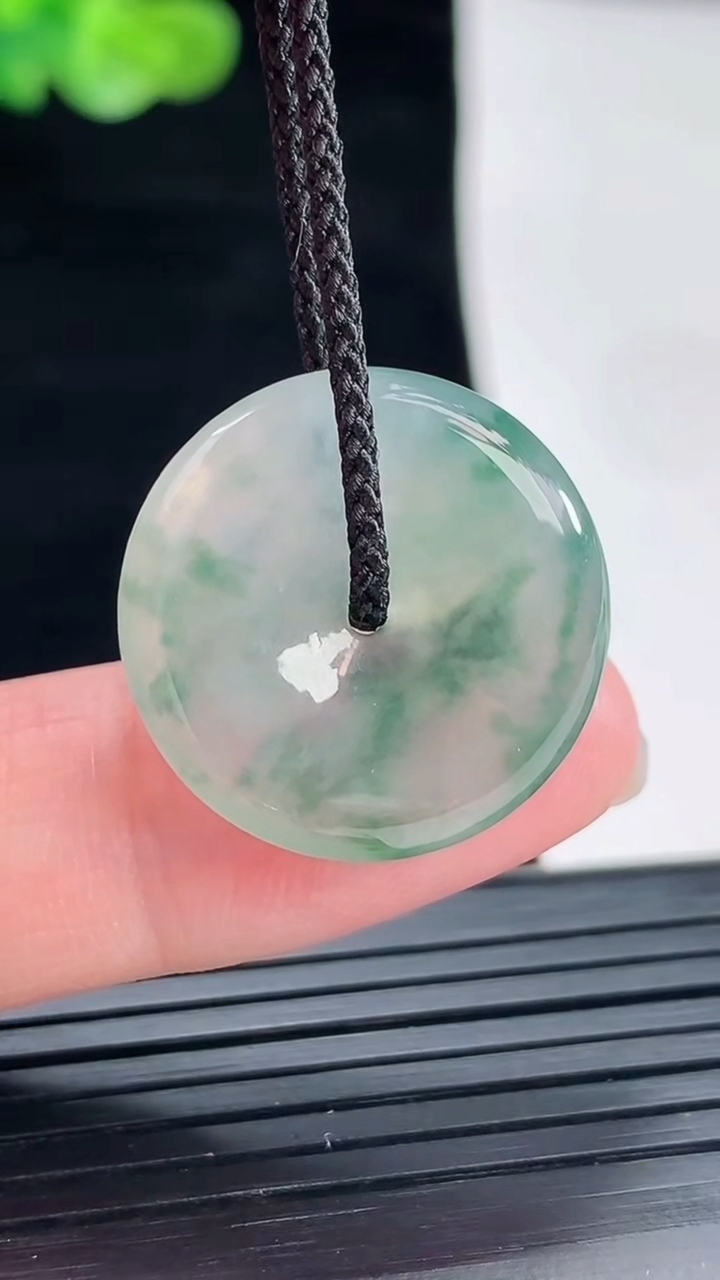 天然A货翡翠冰种飘花平安扣吊坠，尺寸21.6-4.5重量:4.23g
4月28日