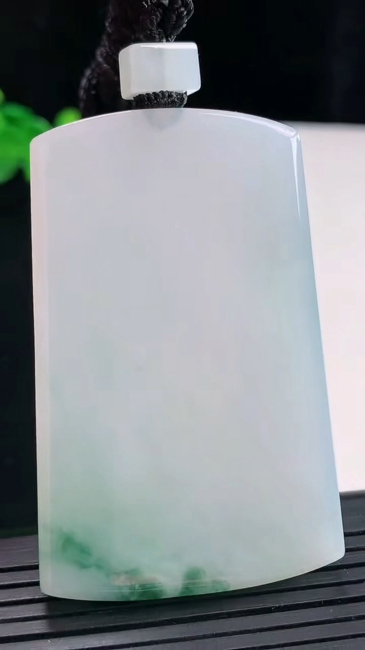 天然A货翡翠飘花无事牌吊坠，尺寸60.5-38-5.8重量:46.69g
4月28日