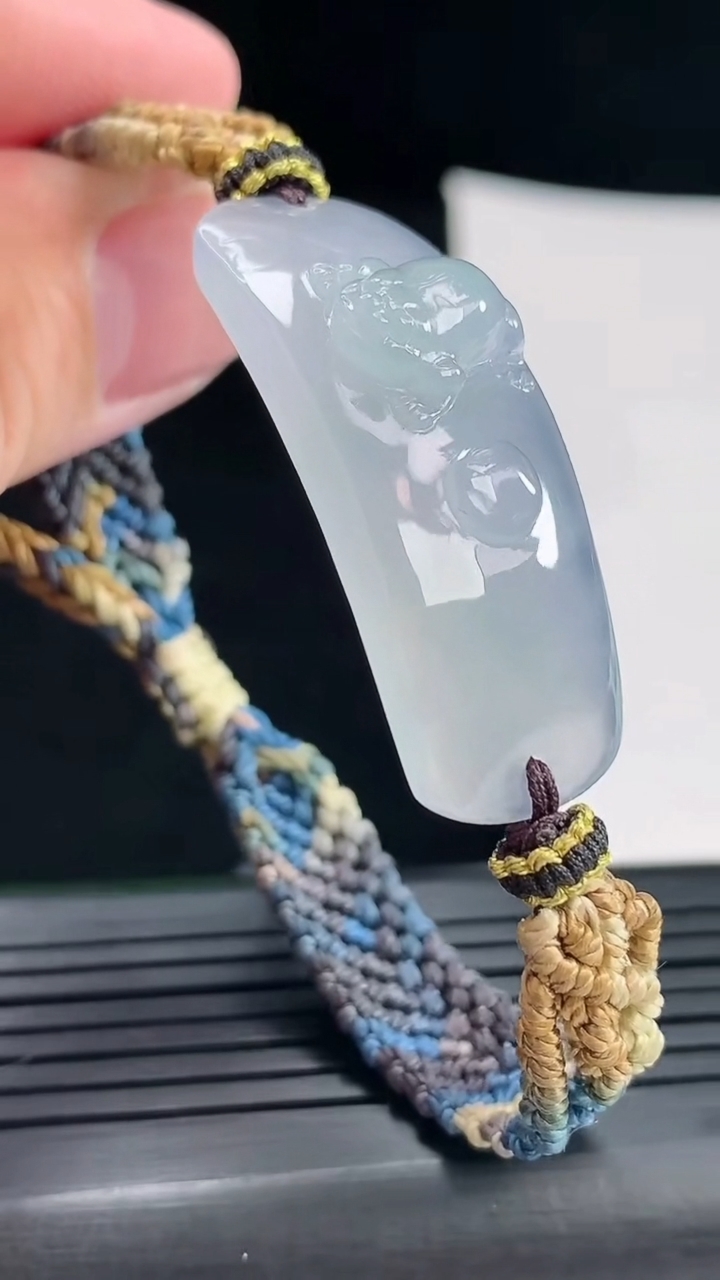 天然A货翡翠冰种飘花呱呱来财玉手牌，尺寸37-14.5-8.5重量:10.00g
4月28日