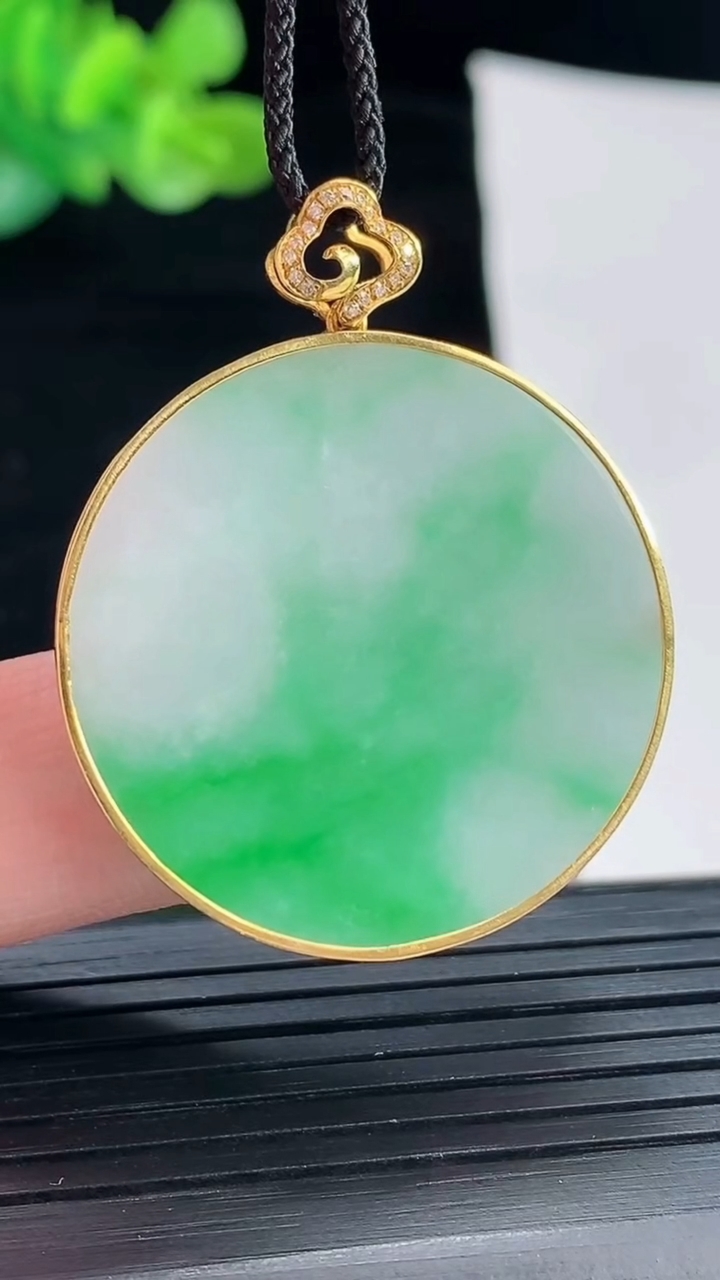 天然A货翡翠无事牌吊坠，尺寸39-32-3.3 裸石32重量:8.32g
4月28日