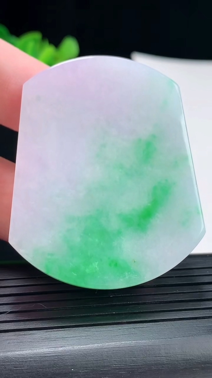 天然A货翡翠无事牌吊坠，尺寸54-44-6重量:39.92g
4月28日