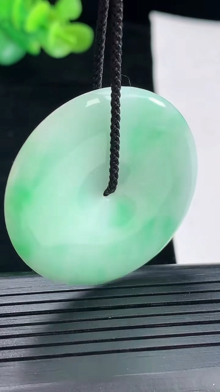 天然A货翡翠平安扣吊坠，尺寸38.5-5重量:15.47g
4月28日