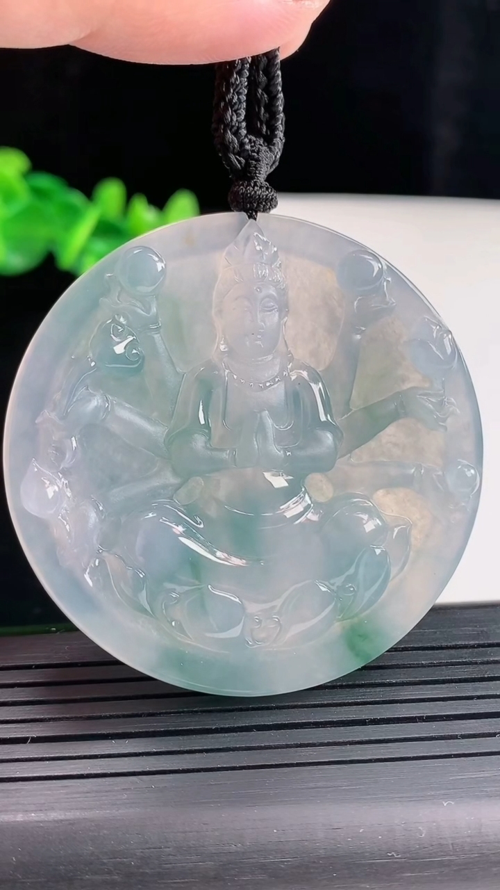 天然A货翡翠种紫罗兰 飘花千手观音菩萨吊坠，尺寸53.8-6重量:39.44g
4月28日