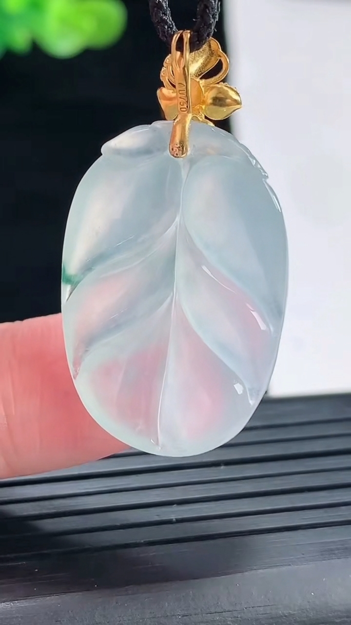 天然A货翡翠种飘花金枝玉叶 叶子吊坠，尺寸26.5-20.6-5.3重量:6.27g
4月28日