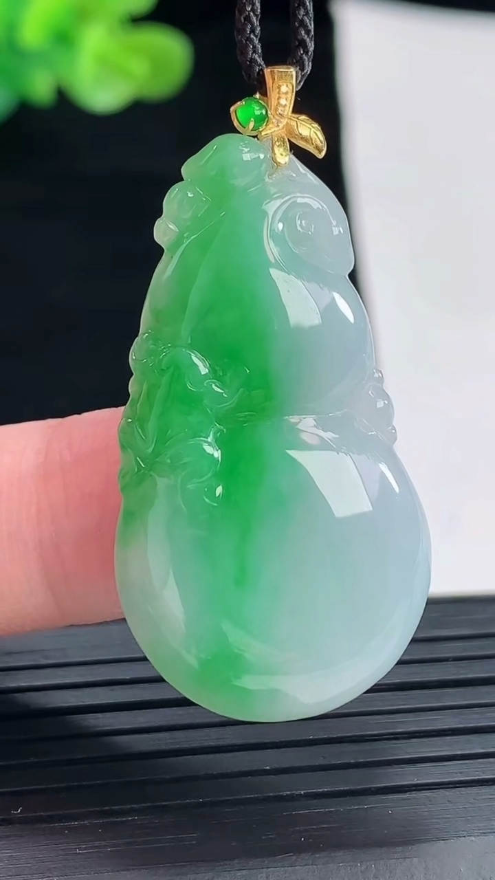 天然A货翡翠葫芦吊坠，尺寸38-21.5-6重量:9.29g
4月28日