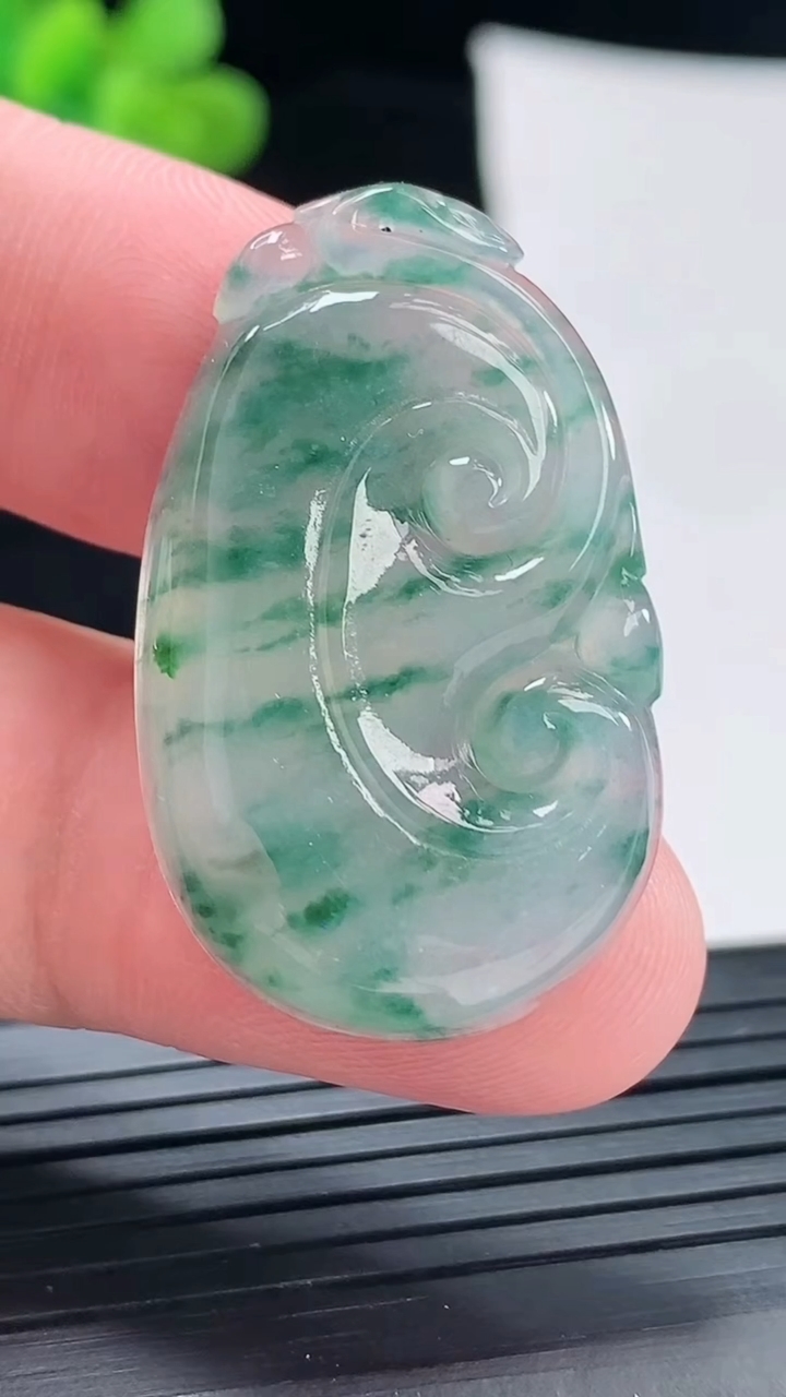 天然A货翡翠飘花如意吊坠，尺寸35-22-5.5重量:7.62g
4月28日