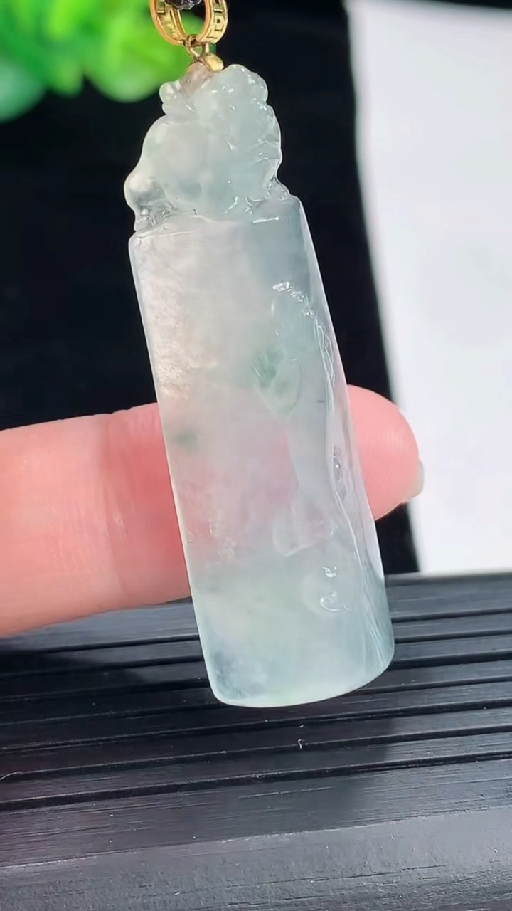 天然A货翡翠种飘花貔貅吊坠，尺寸44.6-14.5-7.2重量:7.57g
4月28日