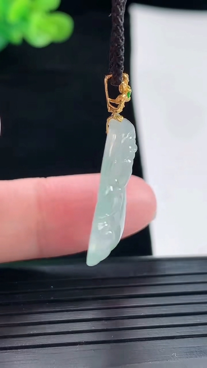 天然A货翡翠种飘花佛公吊坠，尺寸25-26.5-5重量:4.98g
4月28日