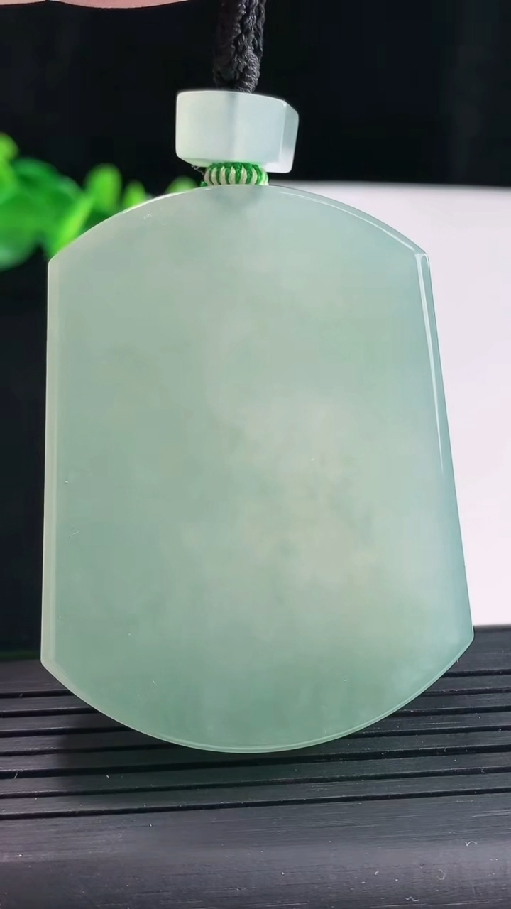 天然A货翡翠无事牌吊坠，尺寸56.6-43-6.8重量:54.44g
4月28日