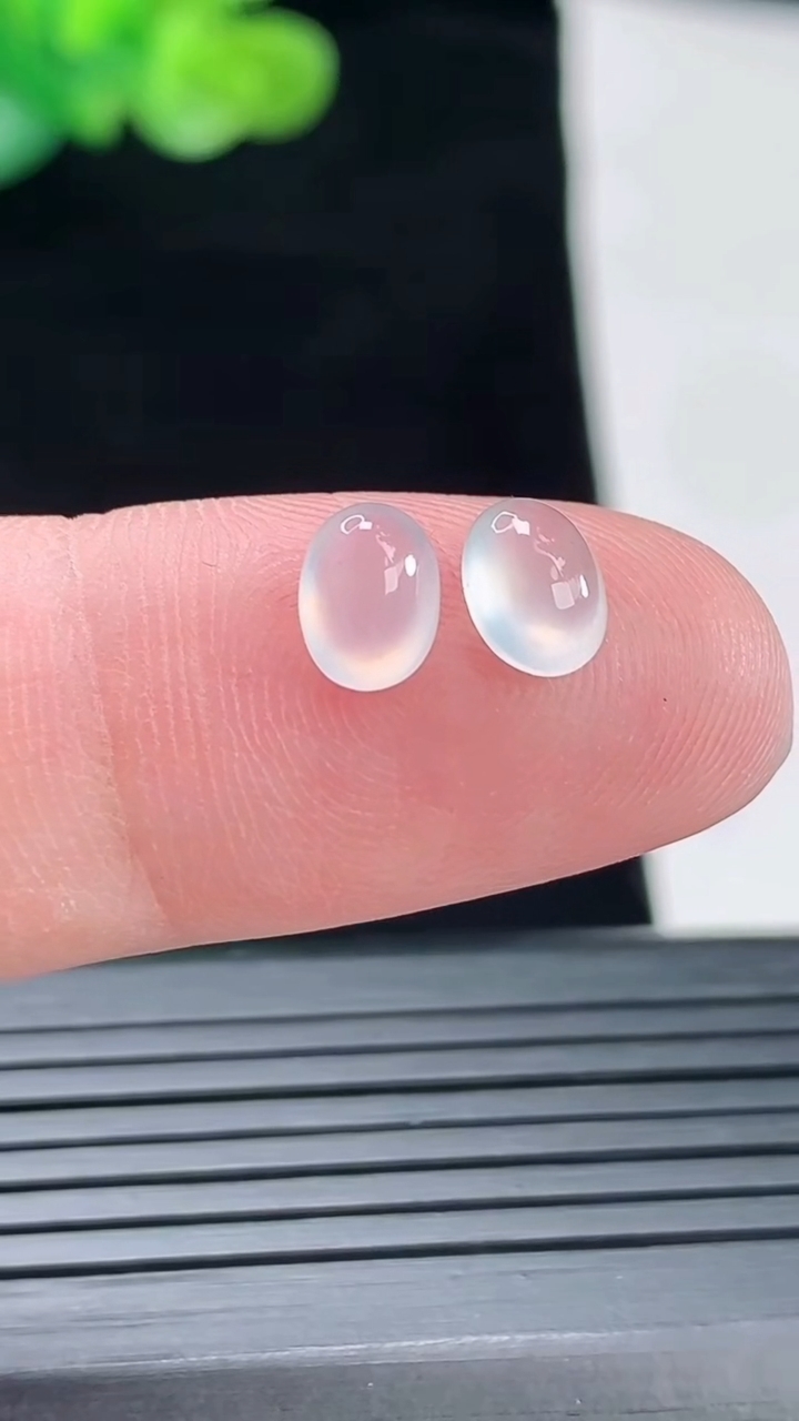 天然A货翡翠蛋面镶嵌件一对，尺寸7-5.2-3重量:0.34g
4月28日