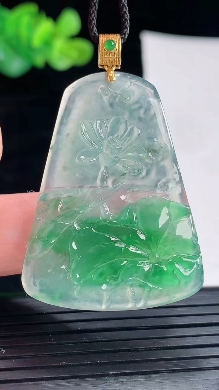 天然A货翡翠种飘飘和和美美 荷花吊坠，尺寸39.5-32.5-4.2重量:9.92g
4月28日