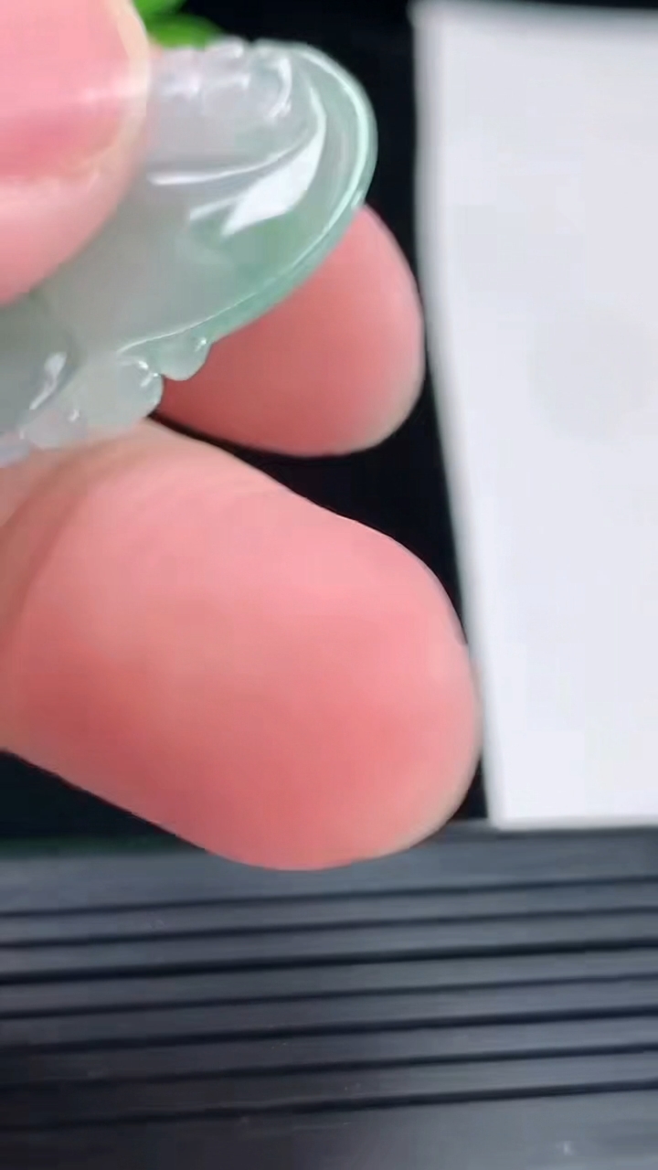 天然A货翡翠葫芦吊坠，尺寸38-24.5-5.5重量:8.79g
4月28日