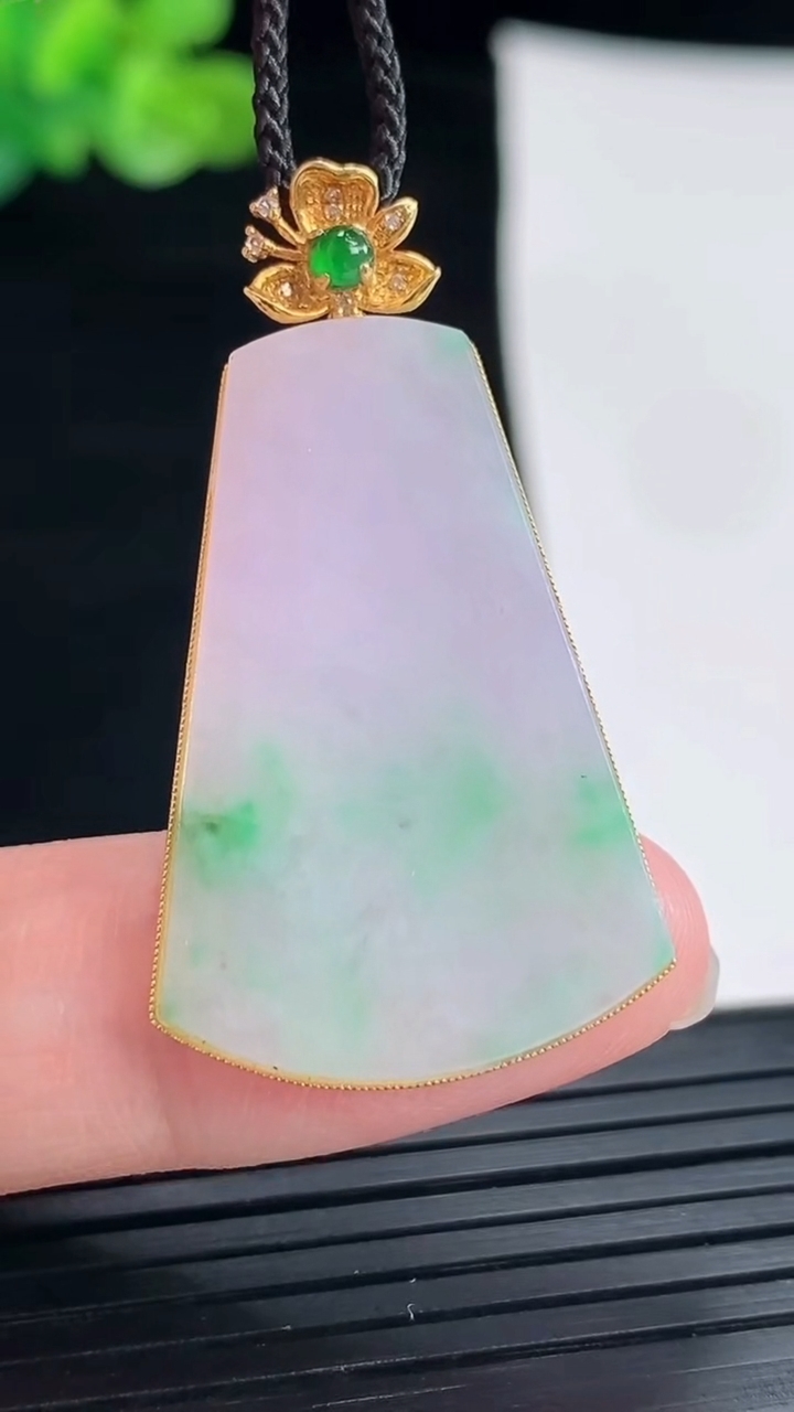 天然A货翡翠18k金春带彩 紫罗兰无事牌吊坠，尺寸39.5-22-3.5，裸石32-22重量:5.36g
4月28日